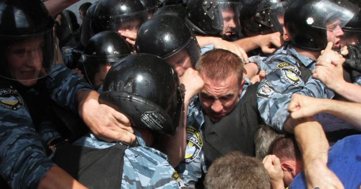 Учасники мітингу під час бійки співали Державний гімн України / © УНІАН