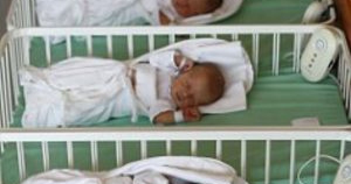 Жінка народила одночасно 5 близнюків, проте одному не вдалося вижити.