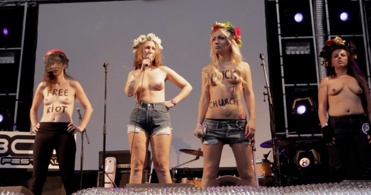 FEMEN спиляли три хреста на арт-фестивалі в Голландії / © femen.org