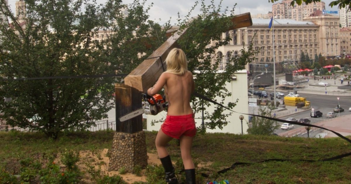 FEMENістки спаплюжили православну святиню, щоб підтримати Pussy Riot / © Украинское Фото