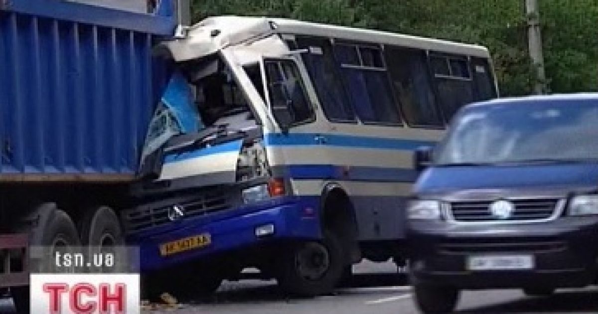Кабіна автобуса пробила кузов вантажівки