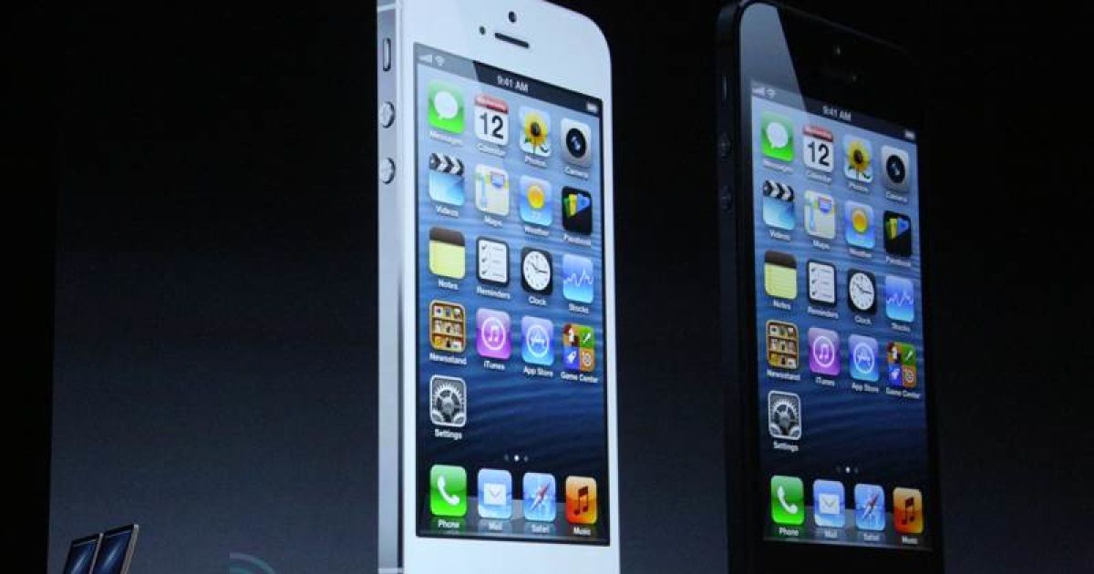 iPhone 5 виконаний у двох кольорах - чорному та білому / © engadget.com