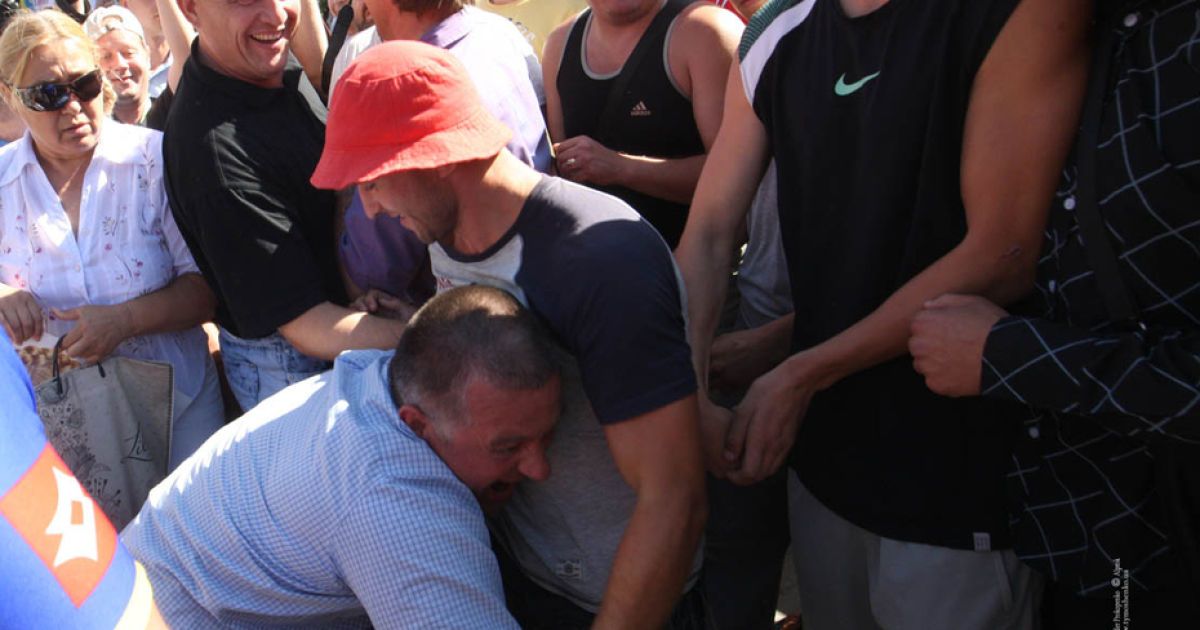Спортивні молодики продовжують &laquo;тероризувати&raquo; прихильників Тимошенко / © БЮТ-Батьківщина