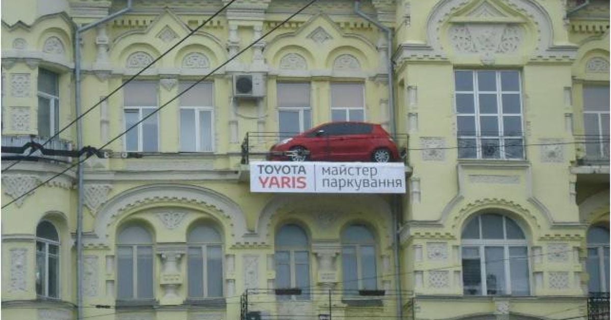 На балконі житлового будинку припаркували Toyota Yaris