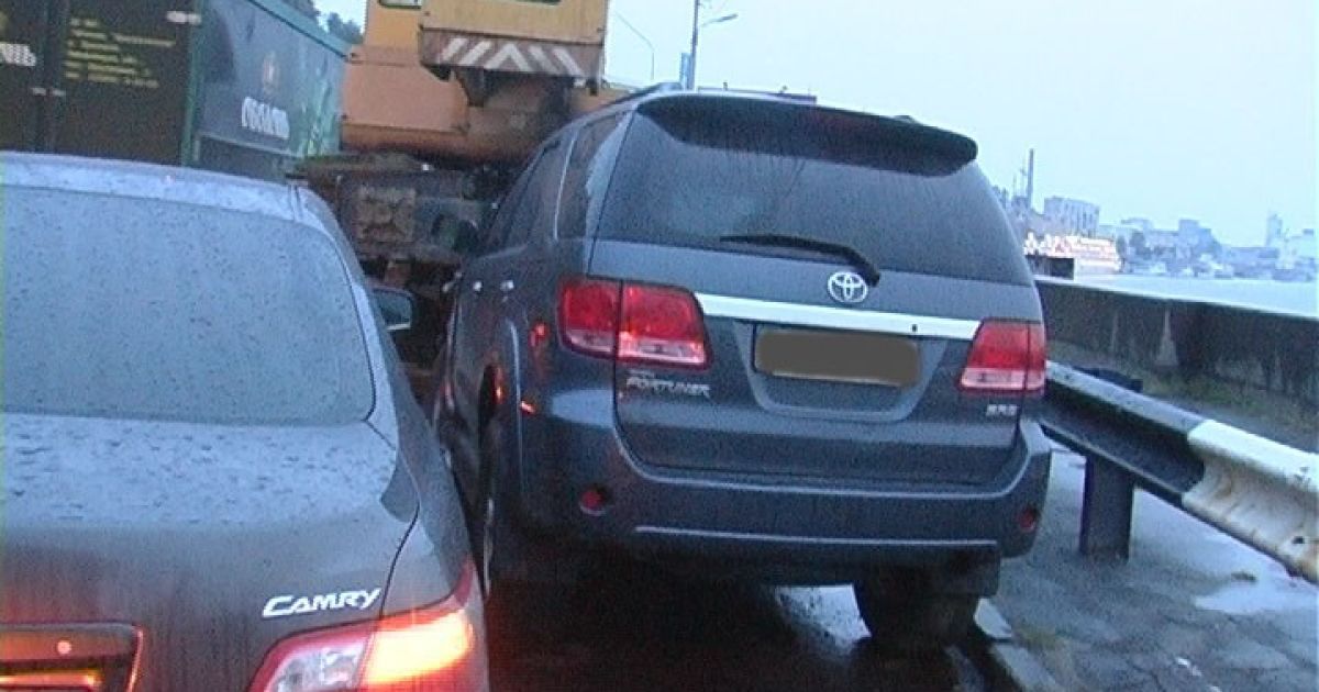 Жахливе ДТП в Києві: 5 машин зіткнулися на набережній / © magnolia-tv.com