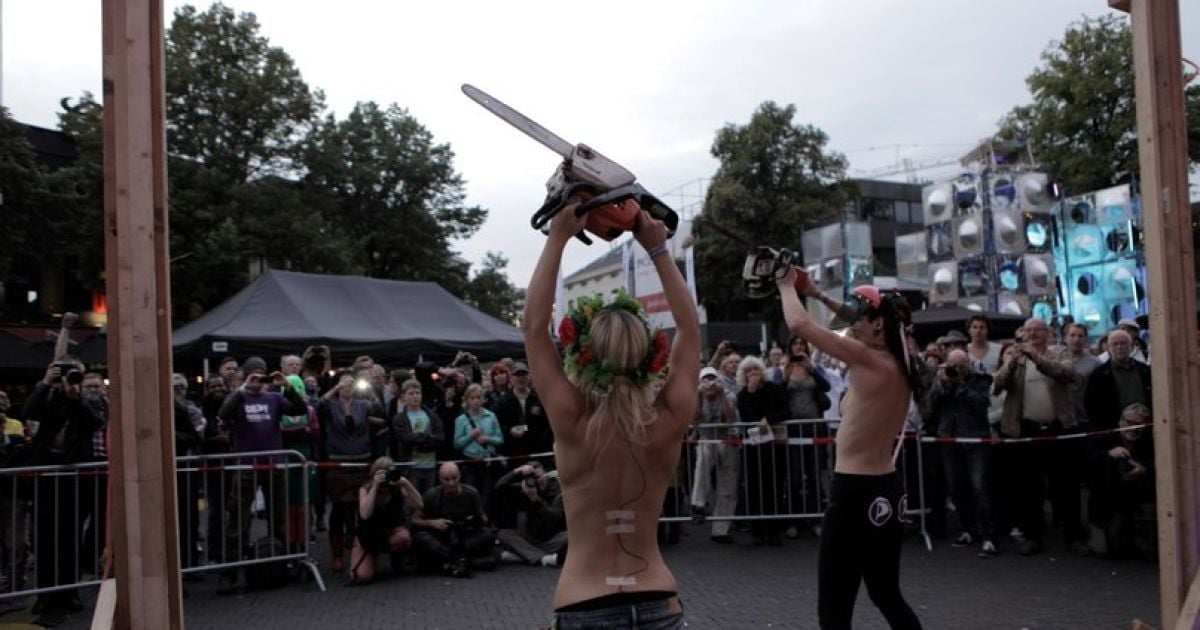 FEMEN спиляли три хреста на арт-фестивалі в Голландії / © femen.org
