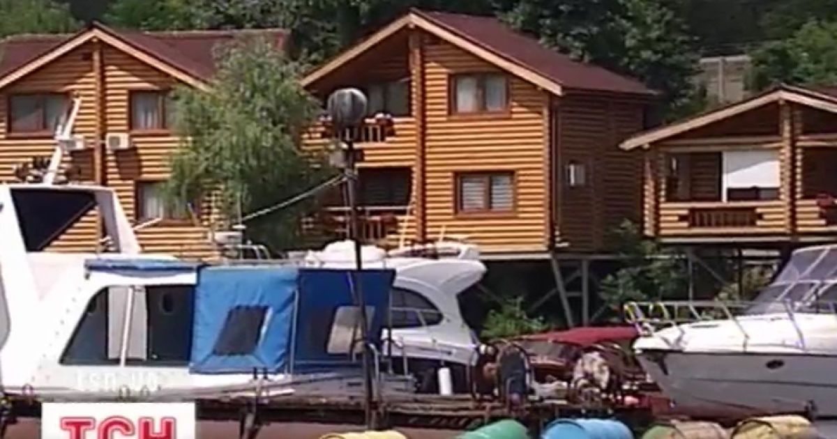 Захищати сумнівні забудови на березі Дніпра вийшов колишній нардеп