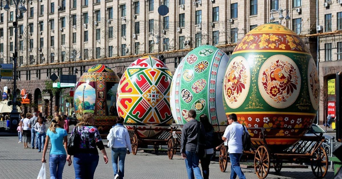 Сумську 100-кілограмову писанку ледь не поцупили з Майдану київські молодики