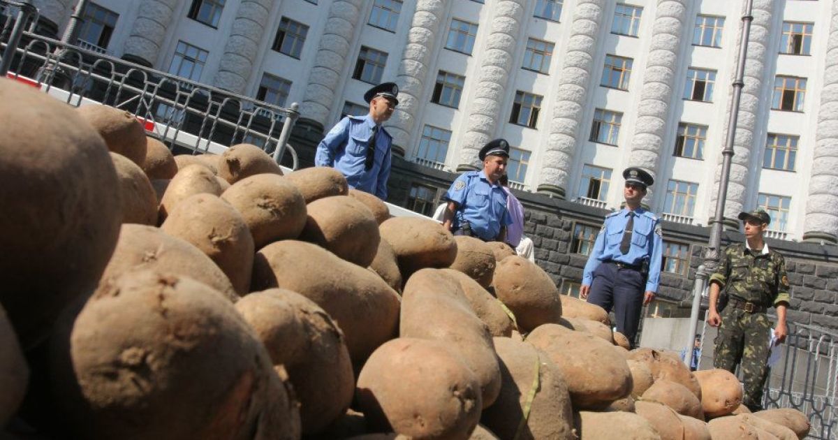 Ляшко вивалив під будівлею уряду півтонни картоплі / © Facebook/Олег Ляшко