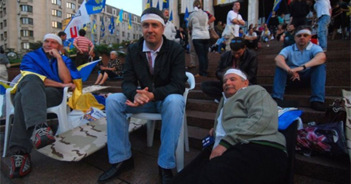 Захисники мови під Українським домом чекають на штурм