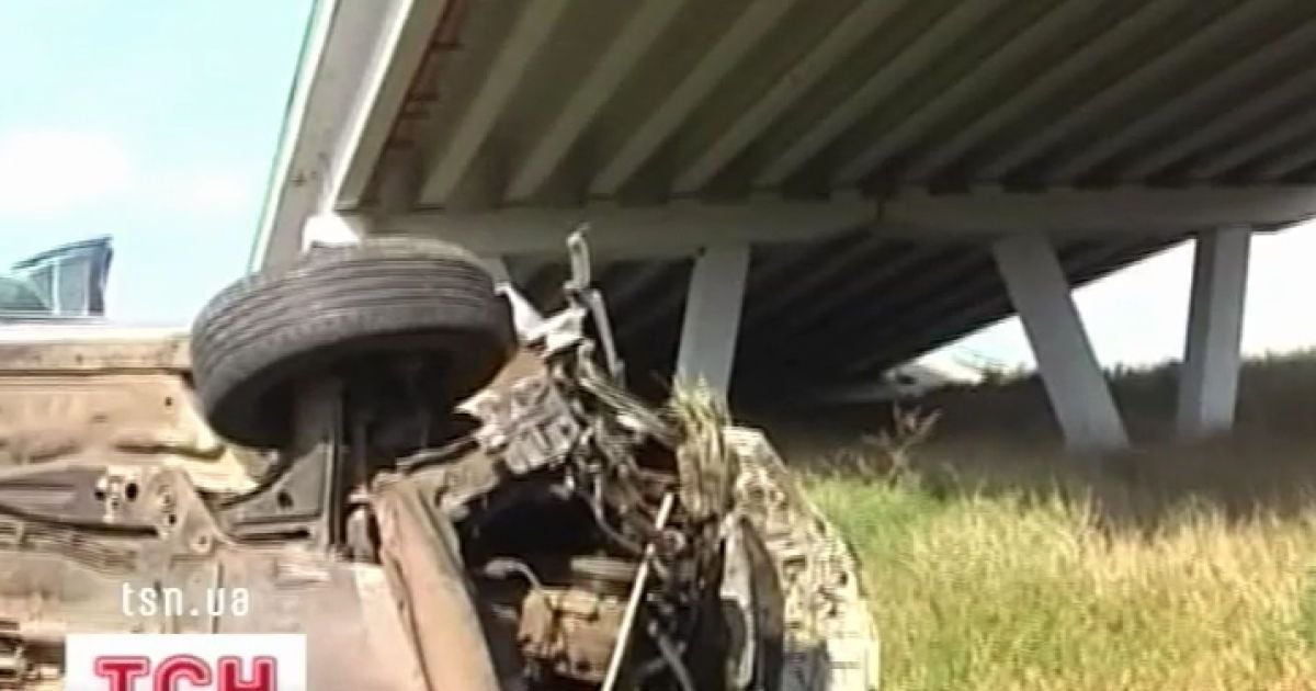 З невідомих причин дівчина на рівній ділянці в'їхала в огорожу