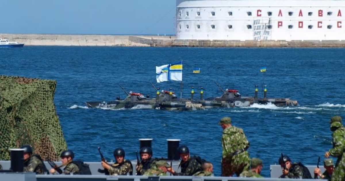 У Севастополі День флоту відзначили святковим парадом більше схожим на бойові навчання / © mil.gov.ua