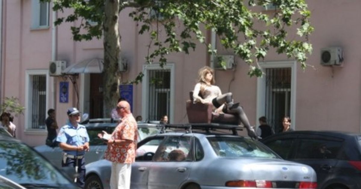 Епатований одесит возить на даху свого авто манекена у панчохах