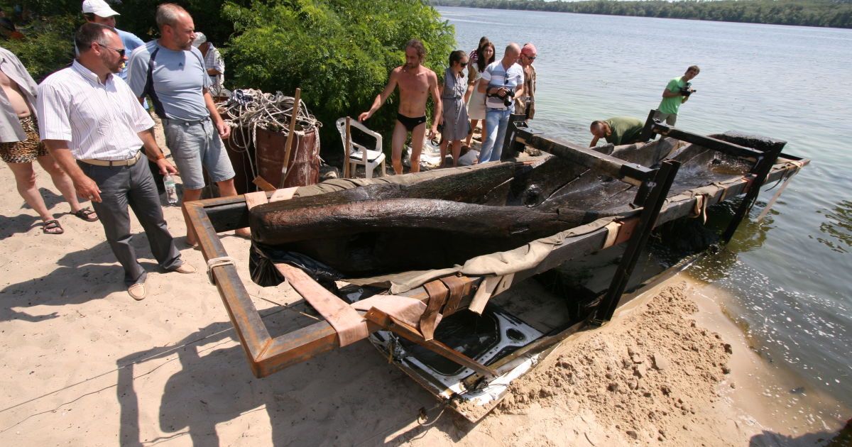З дна Дніпра підняли човен часів Київської Русі / © Репортер Запоріжжя