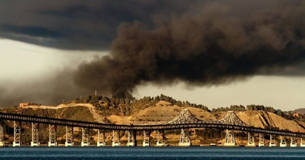 Велика пожежа охопила нафтопереробний завод Chevron / © San Francisco Chronicle