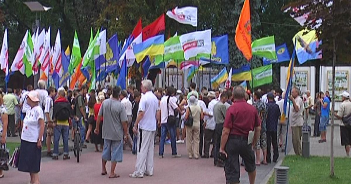 Акція протесту проти "мовного закону" відбулась за парканом