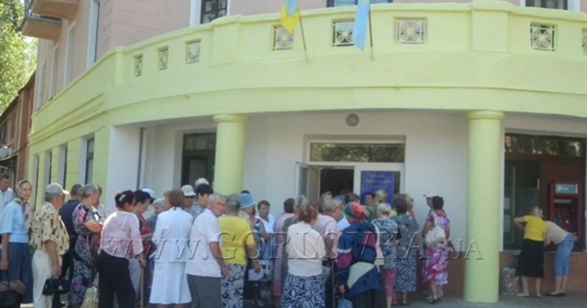З охочих узяти 100 депутатських гривень утворилася черга