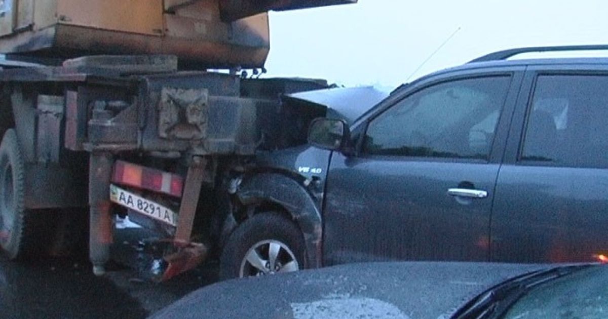 Жахливе ДТП в Києві: 5 машин зіткнулися на набережній / © magnolia-tv.com