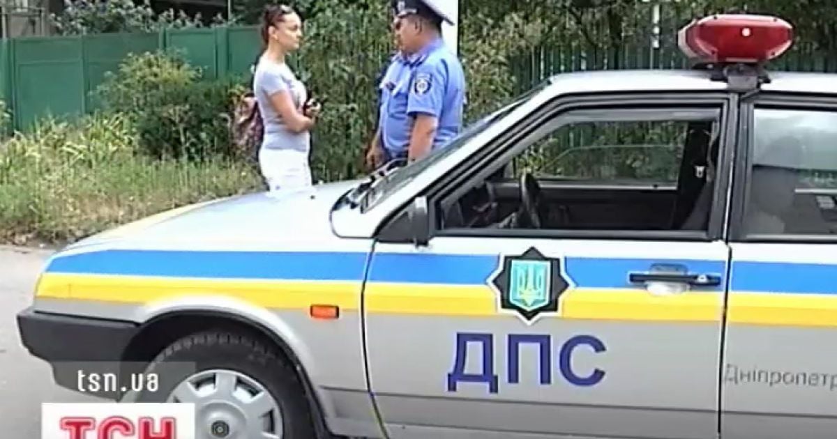 Маленька Вероніка саме вибігла із двору, щоб назбирати груш