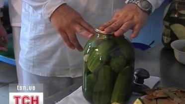 В’язні на Запоріжжі щосили квасять огірки