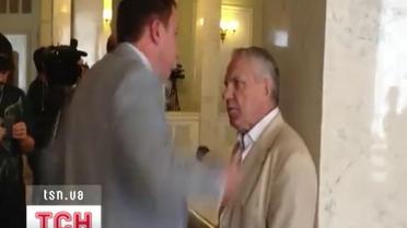 Бютовец Богдан дал по зубам коллеге Омельченко