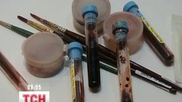 Художник пишет картины собственной кровью