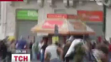 Житель Афин вышел на акцию протеста полностью голым