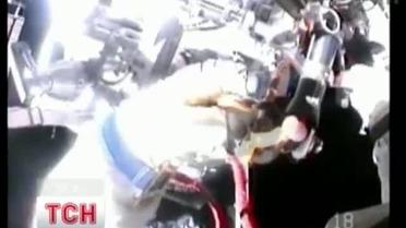 Російські космонавти влаштували прогулянку у відкритому космосі