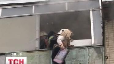 У Львові пожежник врятував жінку, яка хотіла вистрибнути з 5 поверху