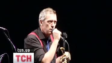 Х'ю Лорі у Палаці "Україна" вперше заспівав для нашого глядача