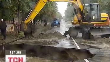 Яма, завглибшки в 7 метрів та завширшки в 10 утворилася на одній із вулиць Києва