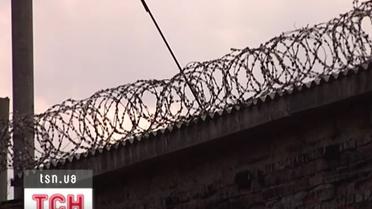 Будто в тюрьме, и будто и на свободе