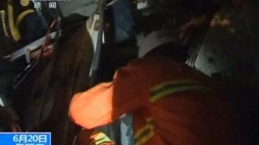 17 людей загинули в результаті падіння автобуса в яр в Китаї