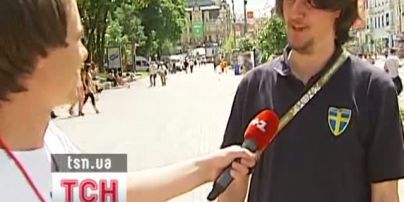 Швед розшукує Азарова, щоб віддати пиво