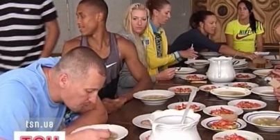 Смердючі туалети, брудні подушки і жалюгідне харчування