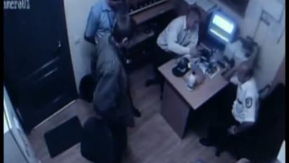 З'явилось відео допиту стрілка в кімнаті охорони "Каравану"