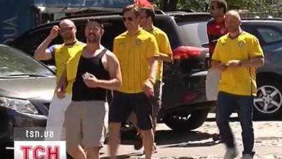 Вболівальники везуть додому найдешевші подарунки