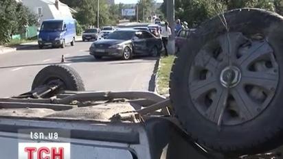 Одразу три автомобілі потрапили в аварію через один телефонний дзвінок