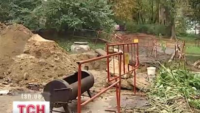 Асфальт провалився під ногами у киянки і вона за мить опинилася в окропі