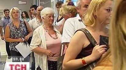Хочеш закордонний паспорт - не забудь прихопити розкладачку і займати чергу з вечора