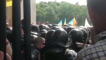 "Беркут" штурмує мітинг опозиції під гімн України