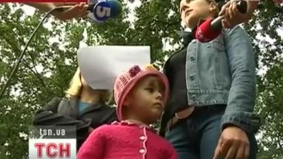 Дітей у сільраду привели сьогодні мами із селища Новогуйвинськ, на Житомирщині