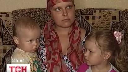 4-річна Ілона та річний Гліб з міста Чигирина просять врятувати їхню маму