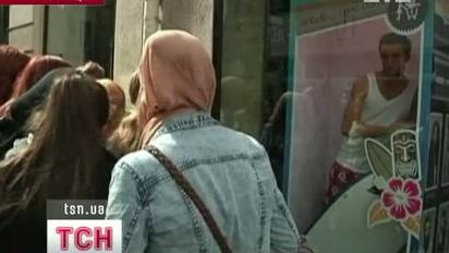 У центрі Парижу крамниця продає реальних чоловіків