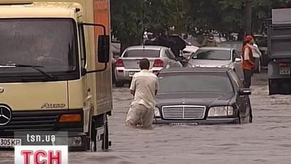 Після цілоденного дощу в Києві затопило декілька вулиць