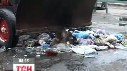 Правоохоронці пустили "палену" горілку під трактор