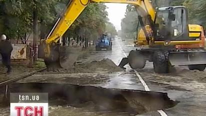 Яма, завглибшки в 7 метрів та завширшки в 10 утворилася на одній із вулиць Києва