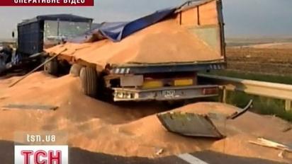 5 автомобілів потрапили в ДТП, через розсипане на трасі зерно