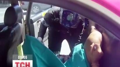 Поліцейський-"везунчик" приймав пологи на вулицях уже 107 разів