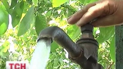 Вода з хробаками тече з кранів мешканців одного з районів Донецька